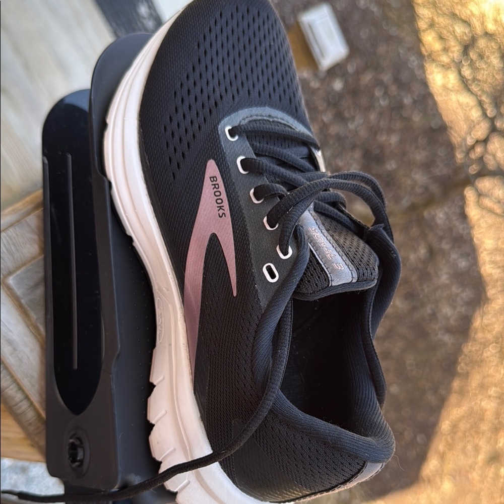 Brooks Black and Pink Athletic Shoes Sleek Design